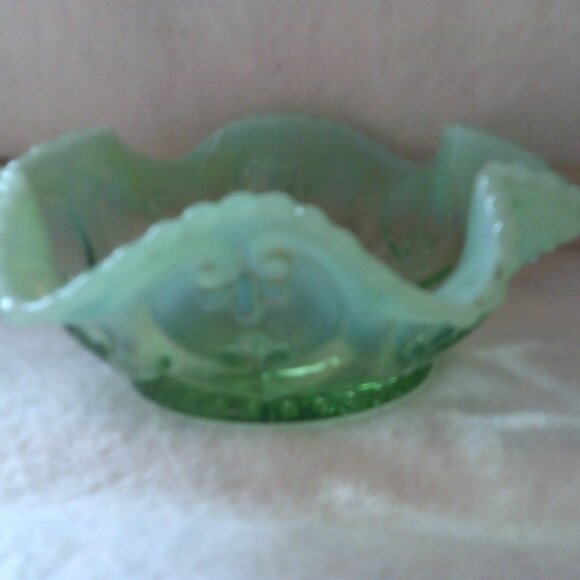 Green Glass Dish Bowl Candy Hobnob Wavy Edges Vaseline Fenton - Picture 2 of 6